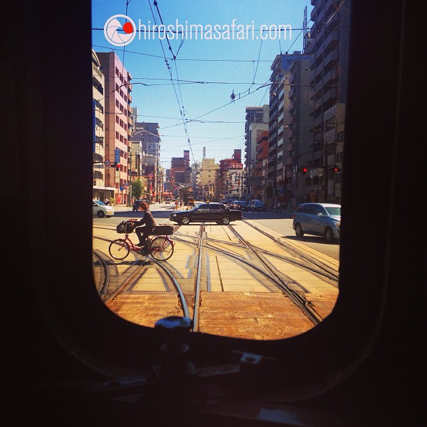 103 ans que les tramways roulent à Hiroshima et voient défiler le temps.