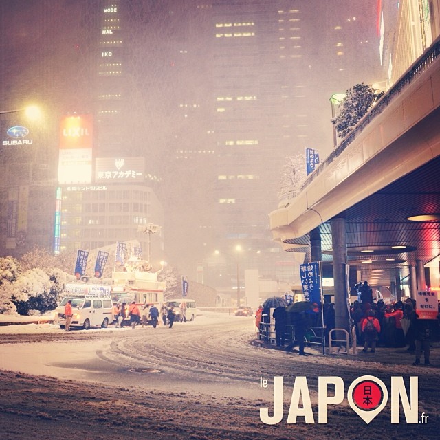 Hier soir les politiciens bravaient la neige à Tokyo pour convaincre les électeurs de voter pour eux aujourd’hui !