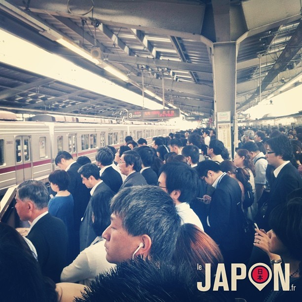 Et tout le monde va entrer dans le prochain métro, sans pousseurs ni disputes ! #bibivaauboulotatokyo #hibiyaline