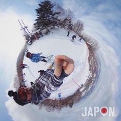 Difficile d’imaginer que pendant que les cerisiers fleurissent à Tokyo on peut faire du ski « juste à côté » dans la montagne… et pourtant…🚄❄️❄️❄️⛷ #kusatsu