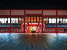 A force de prendre les tunnels de Torii du Fushimi-Inari ont fini par se lasser peut-être. Le regard se concentre sur d’autres choses avec le temps.