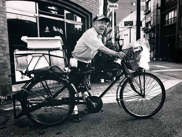 Livreur de Tofu depuis 48 ans sur le même vélo et toujours le sourire :) #osakasafari #japonsafari