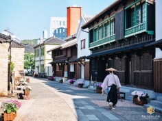 L’île artificielle de Dejima (où se trouvaient les portugais puis les hollandais) fut complètement absorbée par la ville de Nagasaki, qui s’étendit sur la mer et réorganisa ses canaux au fil des décennies.

Mais elle a été partiellement reconstituée à son emplacement d’origine (en pleine ville maintenant donc) comme un musée à ciel ouvert qui retrace cette époque !

Je n’ai pas pu y passer beaucoup de temps mais je l’ai trouvé assez intéressante et photogénique !

Pensez-vous que ça vaille le coup d’y aller malgré que ce soit du tout reconstruit ?
.
.
.
.
.
#japanfocus #japantravel #japan_vacations #visitnagasaki #ilovejapan #ilovenagasaki #art_of_japan_ #japanawaits #super_japan_channel #visitjapanjp #igersjp #igersjapan #Lovers_Nippon #explorejapan #explorejpn #bestjapanpics #discoverjapan #discovernagasaki #olympuscamera #olympusphotography #getolympus #olympusinspired #長崎 #長崎旅行 #長崎観光 #日本を休もう #そうだ長崎行こう #日本旅行